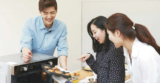 맹기용 셰프와 삼성전자 스마트오븐 SNS 이벤트 당첨자들이 6일 합정동 퍼블리칸 바이츠 레스토랑에서 진행된 '삼성 스마트오븐 소셜 테이블' 행사에서 삼성 스마트오븐으로 완성된 촉촉 바삭한 유러피언 오리지널 음식을 즐기고 있다. 삼성전자 제공